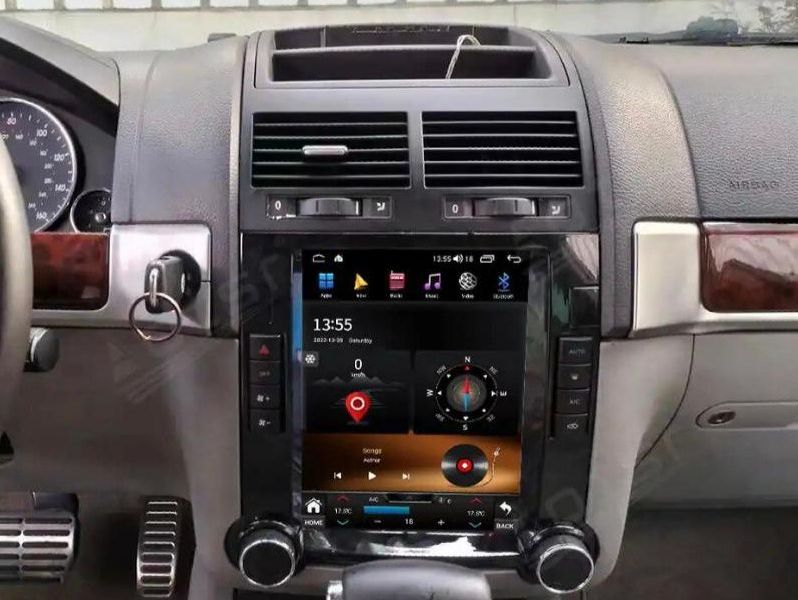 radio con pantalla en un coche